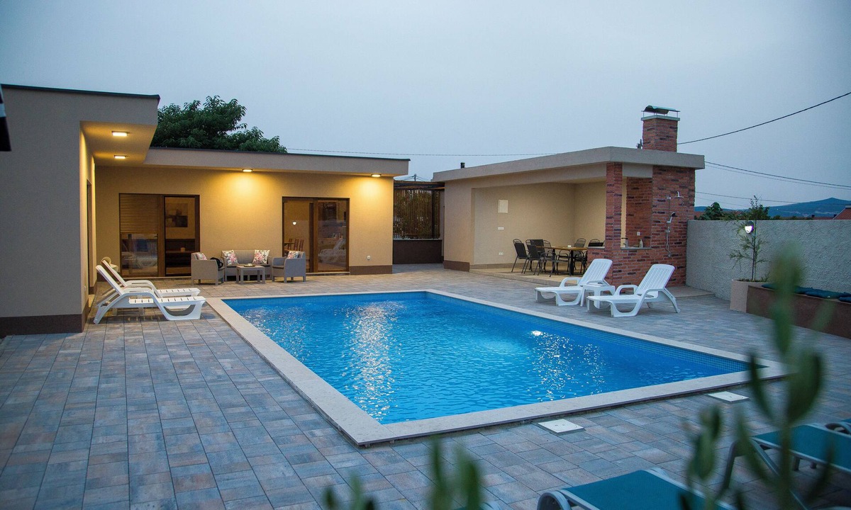 Blagaj House | Luxury and spacious 4-bedroom villa in lovely Mostar with pool and AC comfort