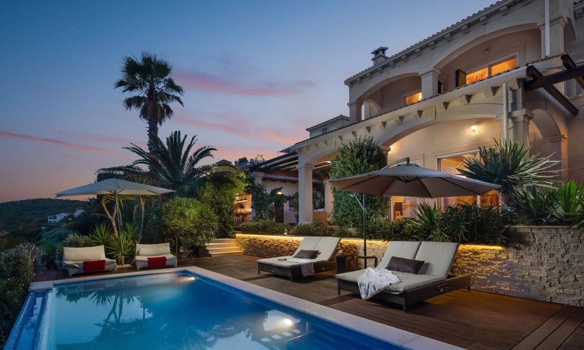 Milna Villa | Luxury Beachfront Sea Side Villa Issa with private pool right at the beach with sea mooring on Vis island