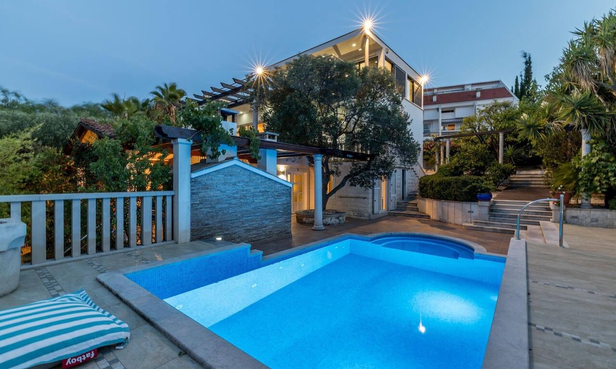 Sutivan House | Luxury Garden Villa 50m from the Beach