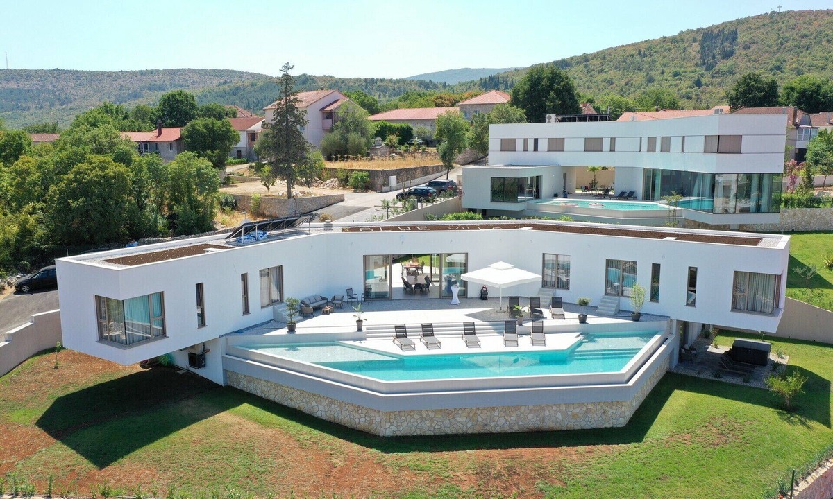 Zmijavci Villa | Luxury Villa Red & Blue with a pool