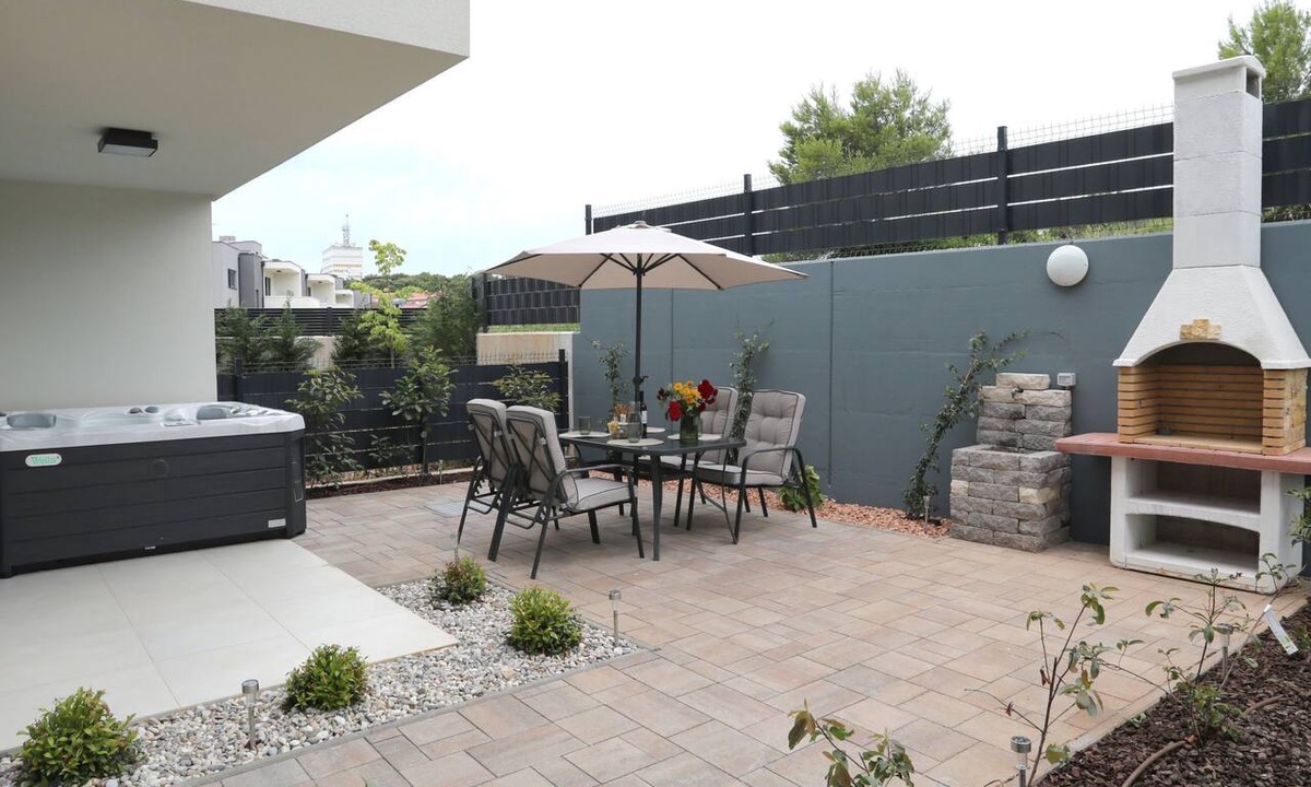 Vintijan Apartment | Luxus-Appartement mit Jacuzzi, Parkplatz und Garten by Interhome