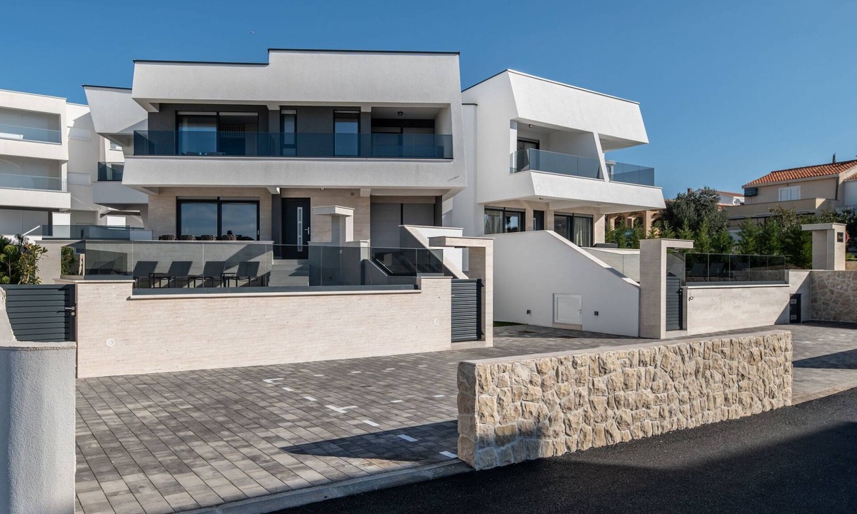 Novalja House | Luxusvilla Travera mit privatem Pool und Sauna by Interhome