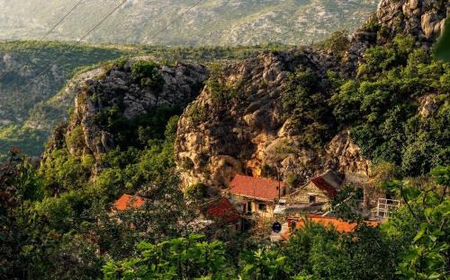 Omis Ski Chalet | Mini stone house