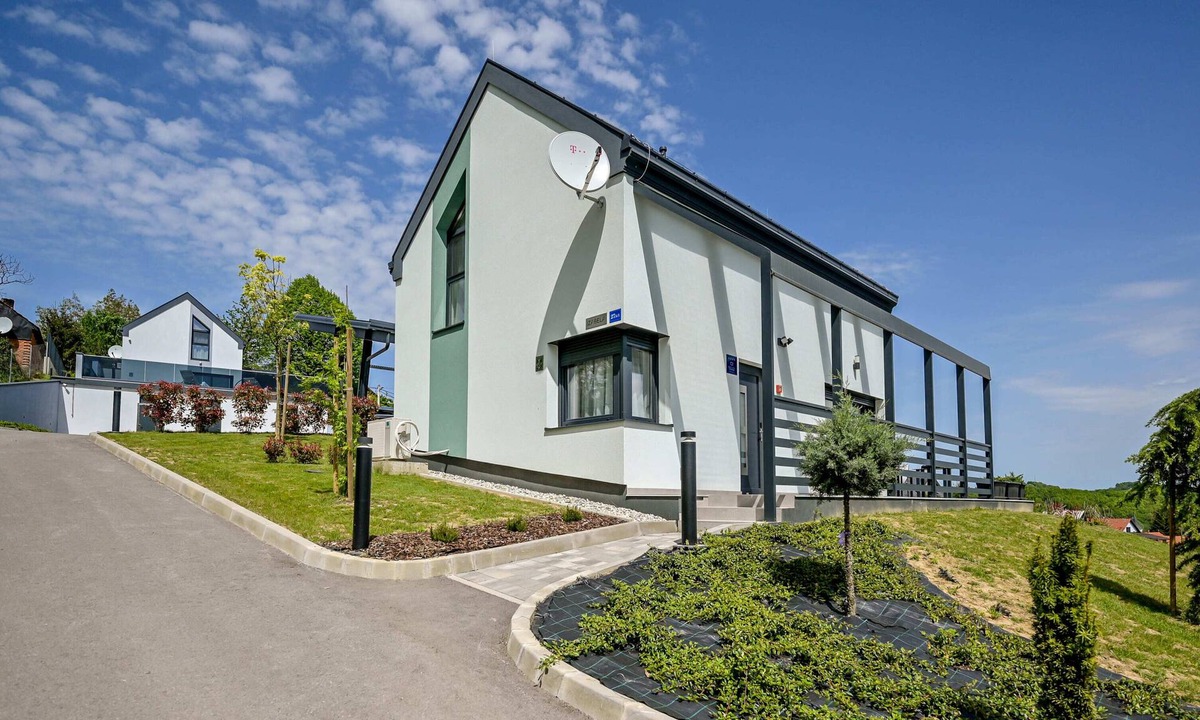 Varazdin House | Modern home in vineyards with shared sauna