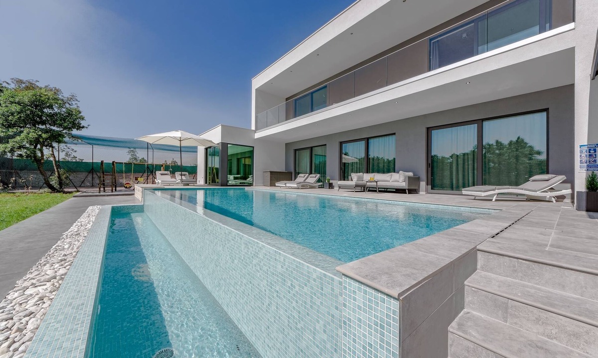 Stokovci Villa | Modern villa with infinity pool, playing field and free e-charging station
