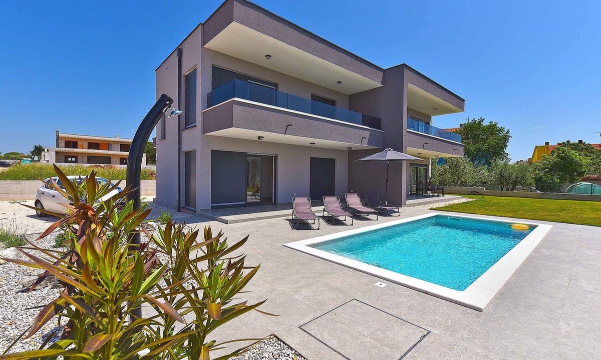 Peroj Villa | Modernly furnished villa with swimming pool