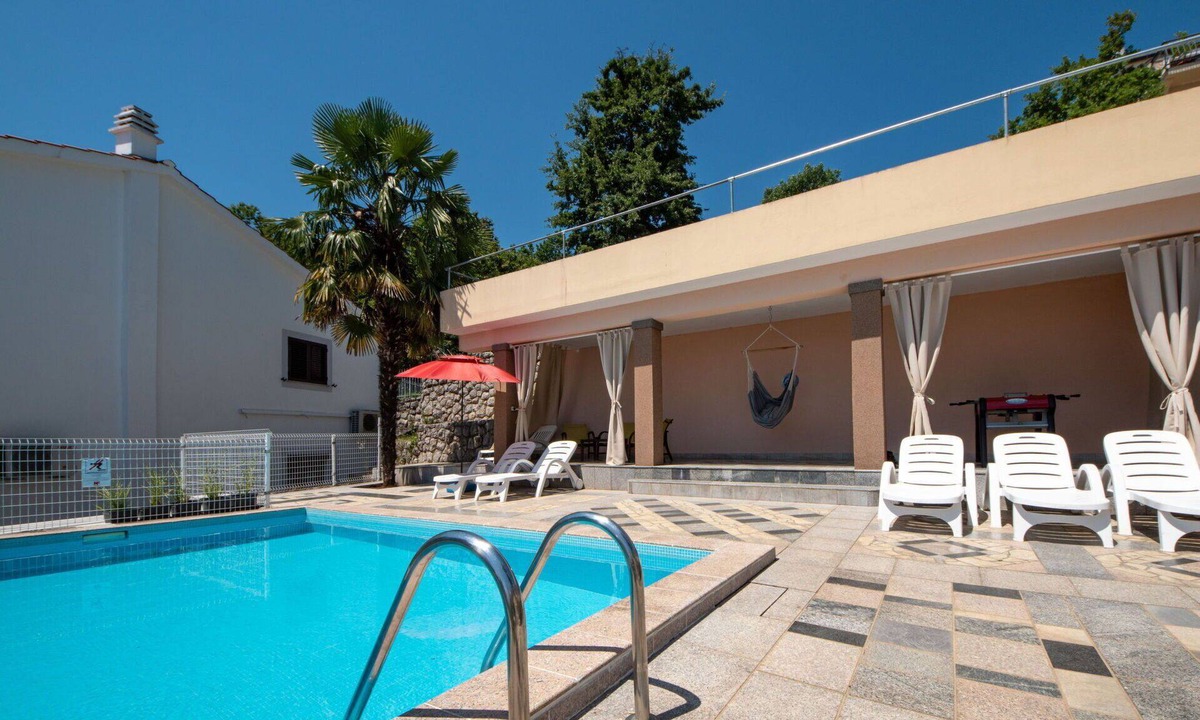 Tulisevica Apartment | Nice apartment for 4 guests with A/C, WIFI, pool, TV, terrace and pets allowed