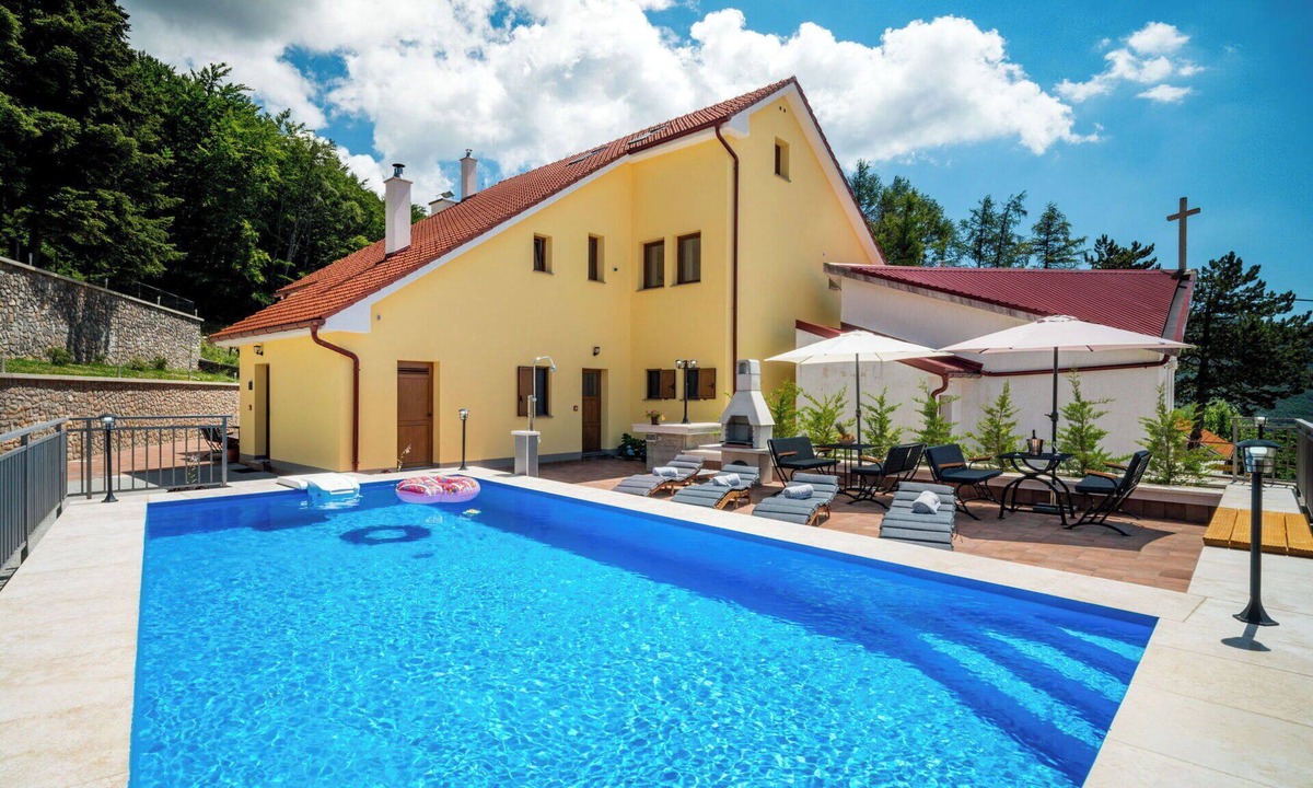 Senj Apartment | Nice apartment for 4 guests with pool, WIFI, TV, terrace and pets allowed