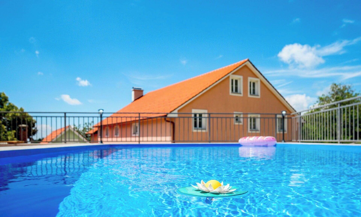 Senj Apartment | Nice apartment for 4 guests with WIFI, pool, TV, terrace and pets allowed
