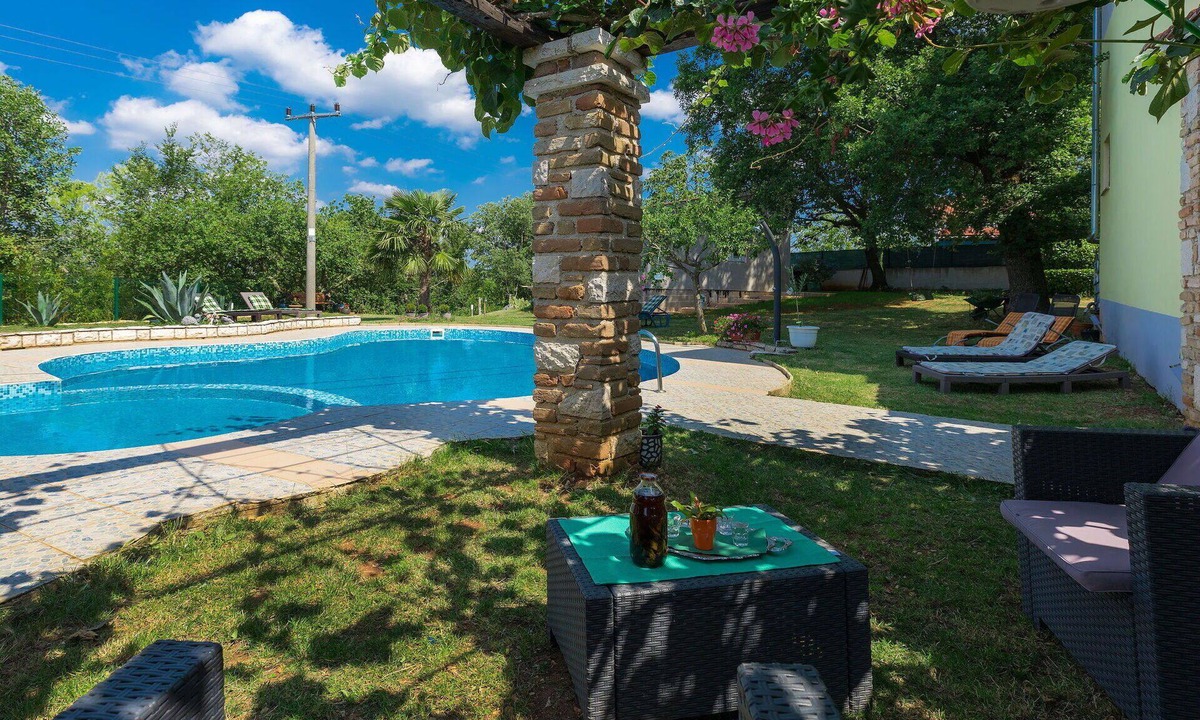 Jezenj Apartment | Nice apartment for 5 guests with pool, WIFI, TV, terrace and pets allowed