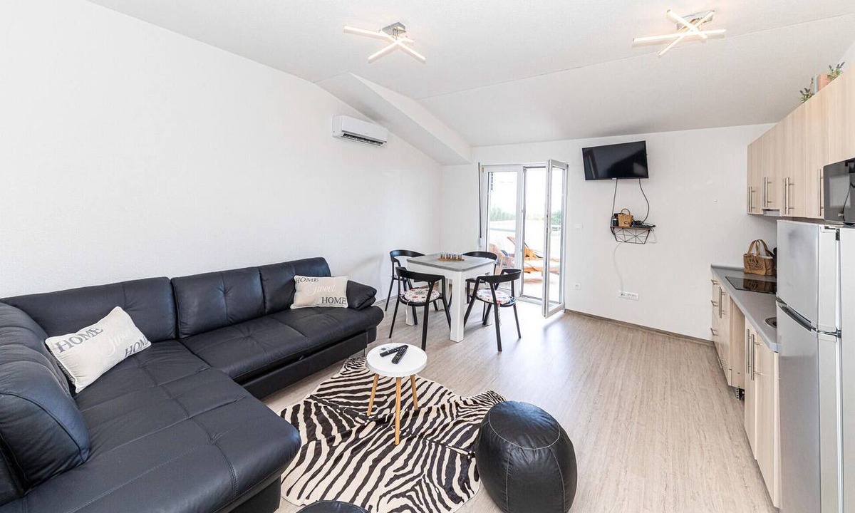 Kastel Luksic Apartment | Nice apartment in Kastel Luksic with WiFi