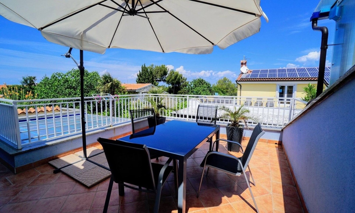 Crveni Vrh Apartment | One bedroom apartment with balcony and sea view Crveni Vrh, Umag (A-27174-b)