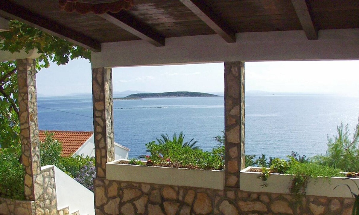 Milna Apartment | One bedroom apartment with terrace and sea view Milna, Vis (A-1145-a)