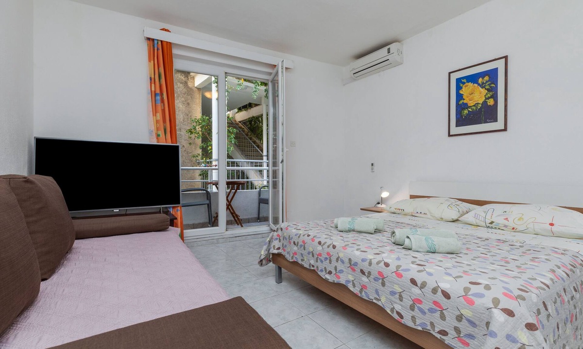 Igrane Apartment | One bedroom apartment near beach Igrane, Makarska (A-23620-a)