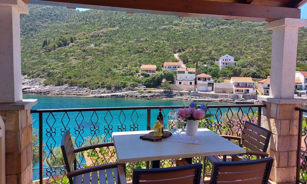 Pokrivenik Apartment | One bedroom apartment near beach Cove Zarace (Gdinj), Hvar (A-25037-c)