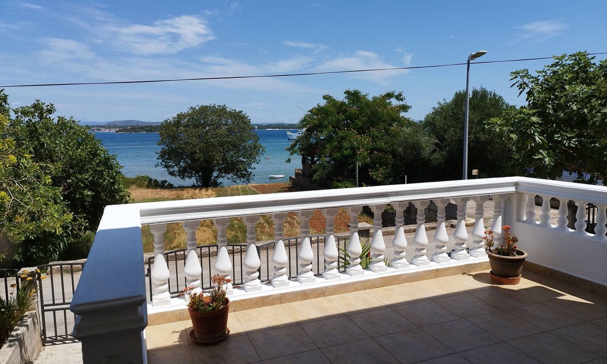 Tkon Apartment | One bedroom apartment with terrace and sea view Tkon, Pašman (A-6221-b)
