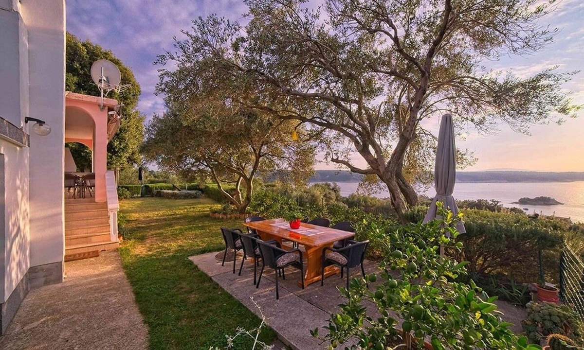 Supetarska Draga Apartment | One bedroom apartment with balcony and sea view Supetarska Draga - Gonar, Rab (A-22586-b)