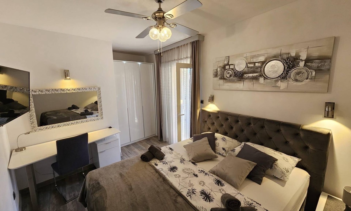 Cove Rogacic Apartment | One bedroom apartment with balcony Vis (A-19923-a)