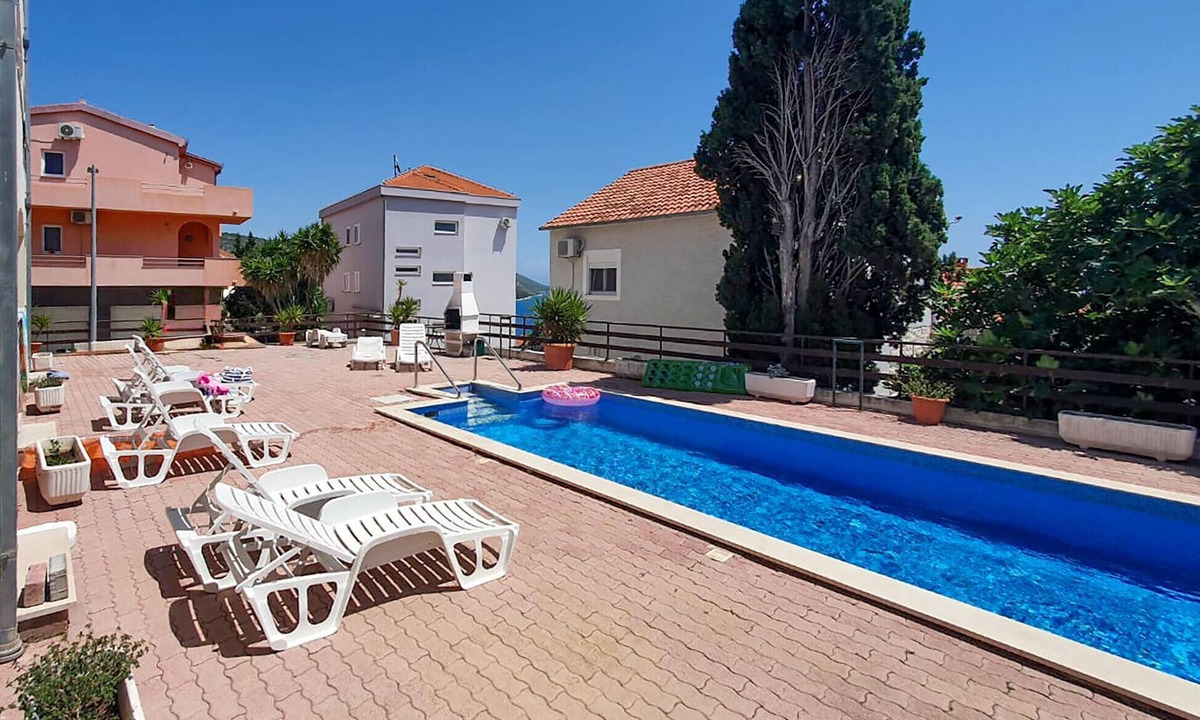 Businci Apartment | Pet friendly apartment in Okrug Gornji