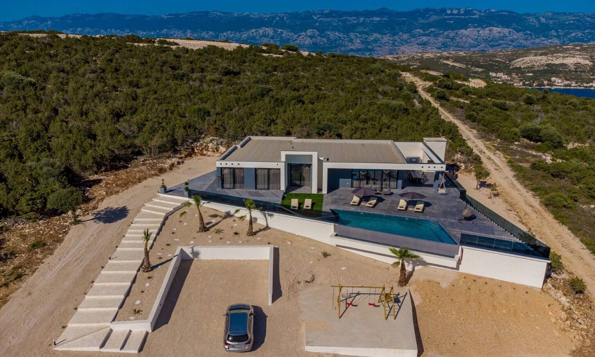 Novalja Villa | Pet-friendly hub by the sea