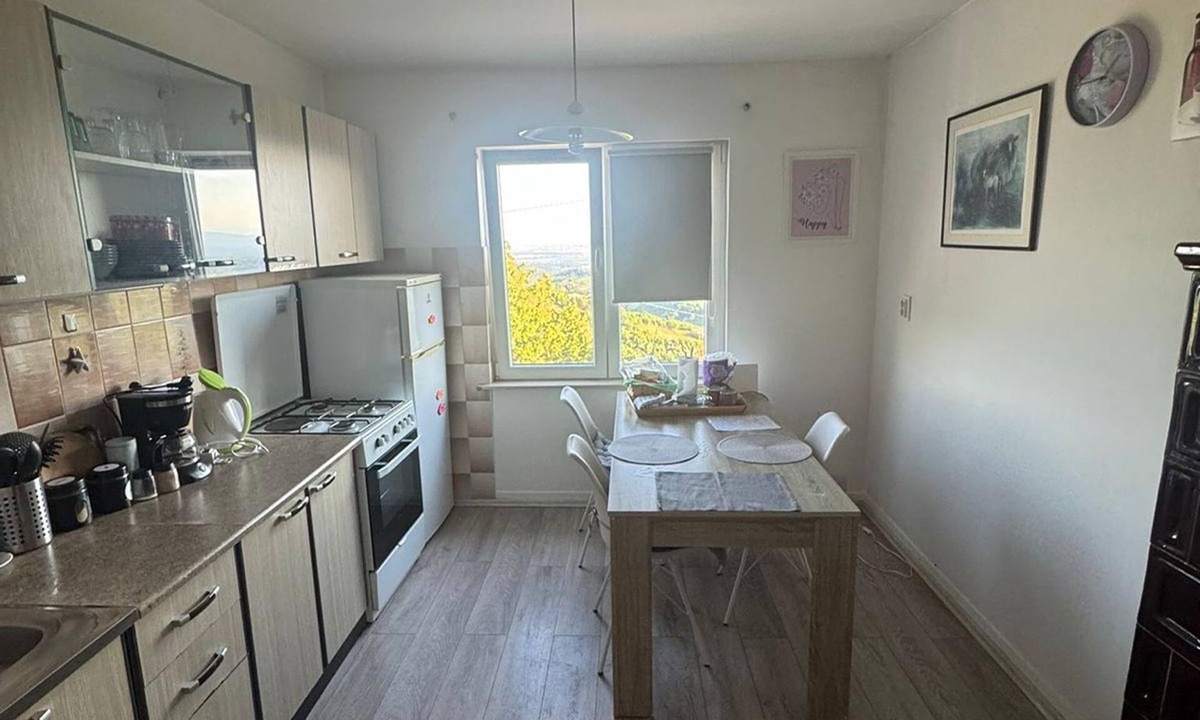Breznik Plesivicki Apartment | Plesivica Hillside Holiday Home With Hot -tub