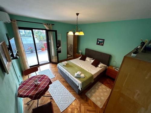 Kastel Novi House | Private Terrace Room - Free Parking - Near Airport & Center