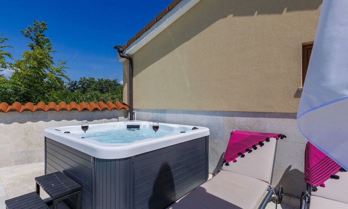 Pinezici House | Private Villa with A/C, WIFI, private pool, hot tub, TV, terrace, pets allowed, panoramic view