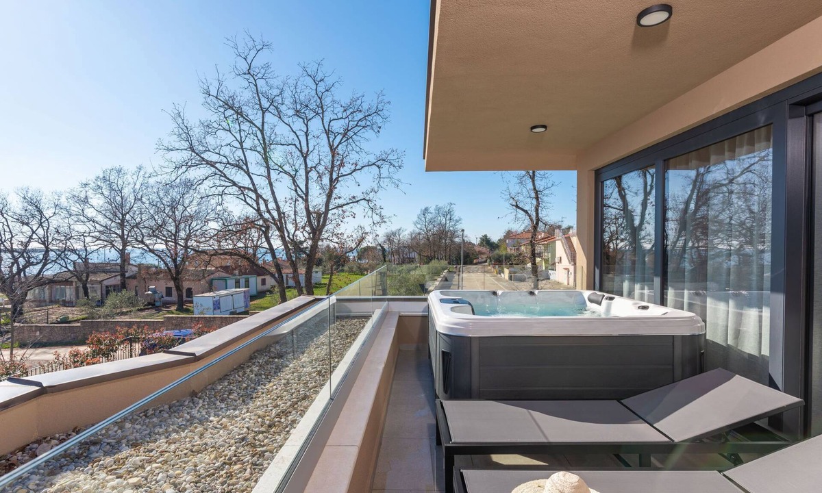 Karigador Apartment | Quercus Village APP 2 mit jacuzzi by Interhome