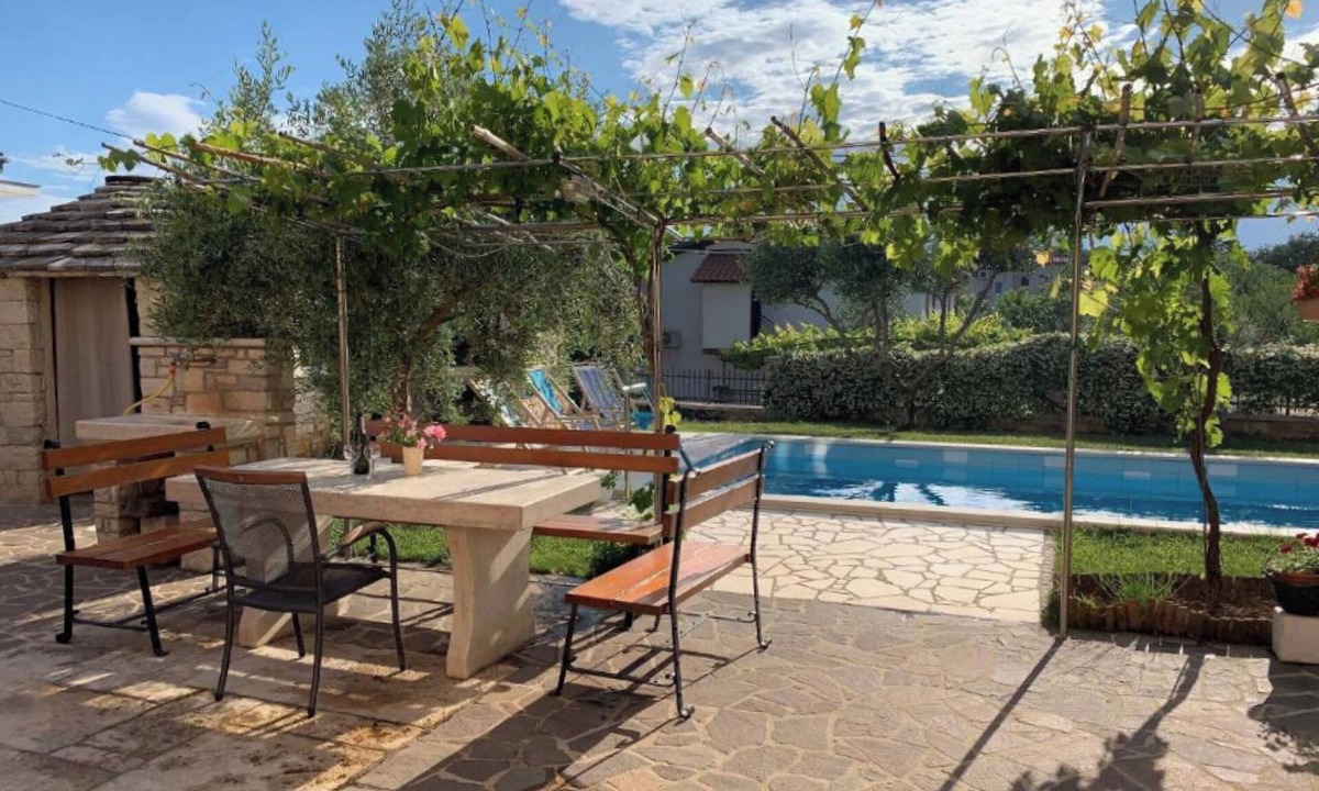 Fiorini Apartment | Relaxing retreat with covered terrace and pool