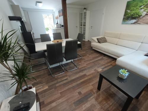 Ig House | Riverside Guesthouse