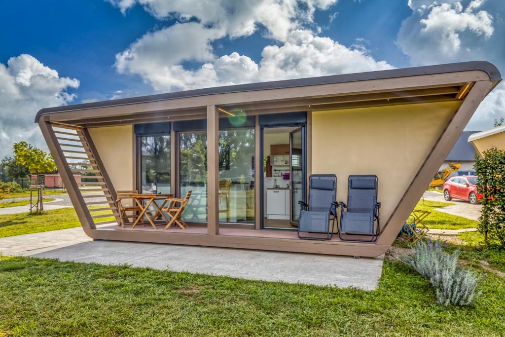 Metlika House | Riverside Suite Mobile Homes