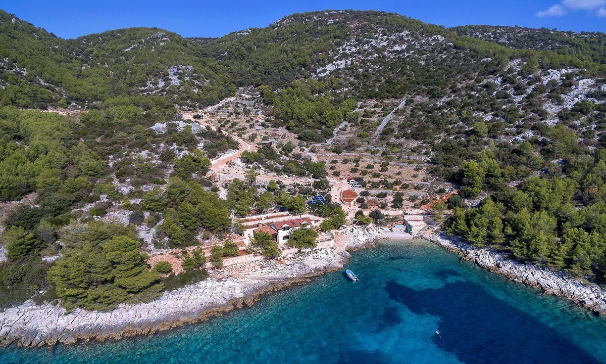 Zastrazisce House | Robinson house with hot tub by the sea Cove Golubinka, Hvar (K-14344)
