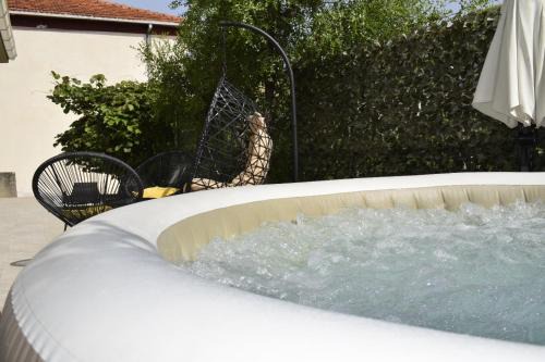Srinjine Apartment | Romantic Escape With Private Hot Tub Near Split