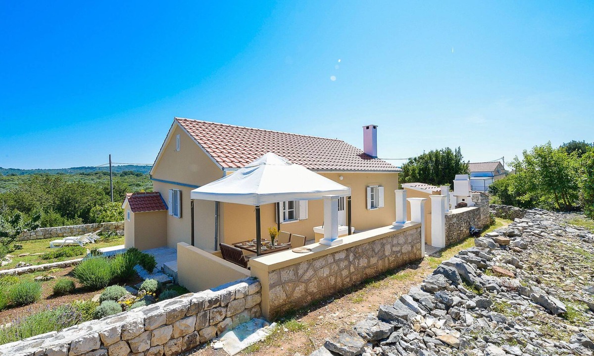 Dragove House | "Sakarun" mit Blick auf das Wasser by Interhome