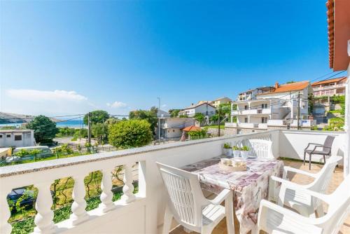 Lopar Apartment | Sandy Beach Family Apartments with Free Parking & Balcony