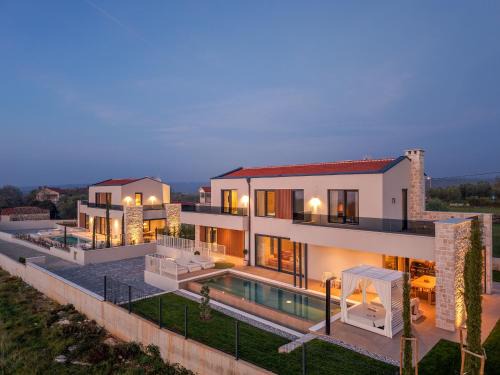 Selina Villa | Sella Marron