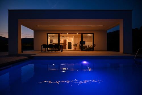 Kastela Villa | Sempervivum 3 with heated pool
