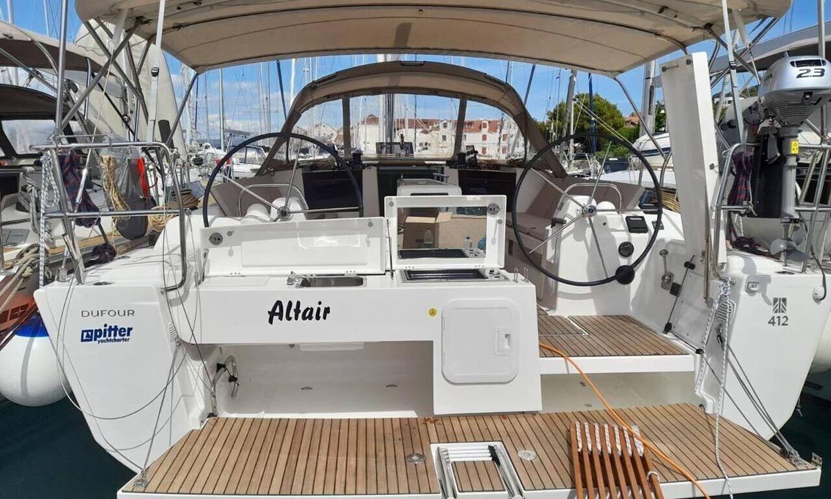 Murter Boat Rental | Sibenik Sun-Kissed Sailing: A Luxurious Beach Experience in Croatia