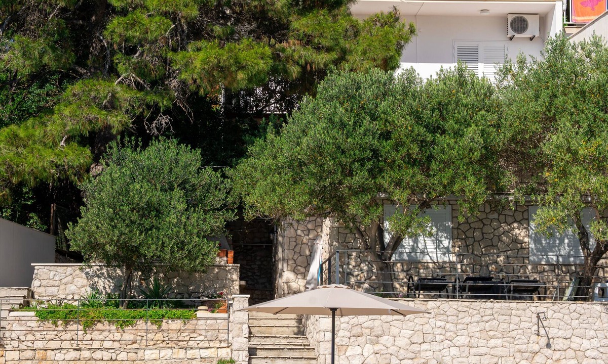 Klek Apartment | Spacious 3-bedroom apartment and a private deck just a few steps from the sea.