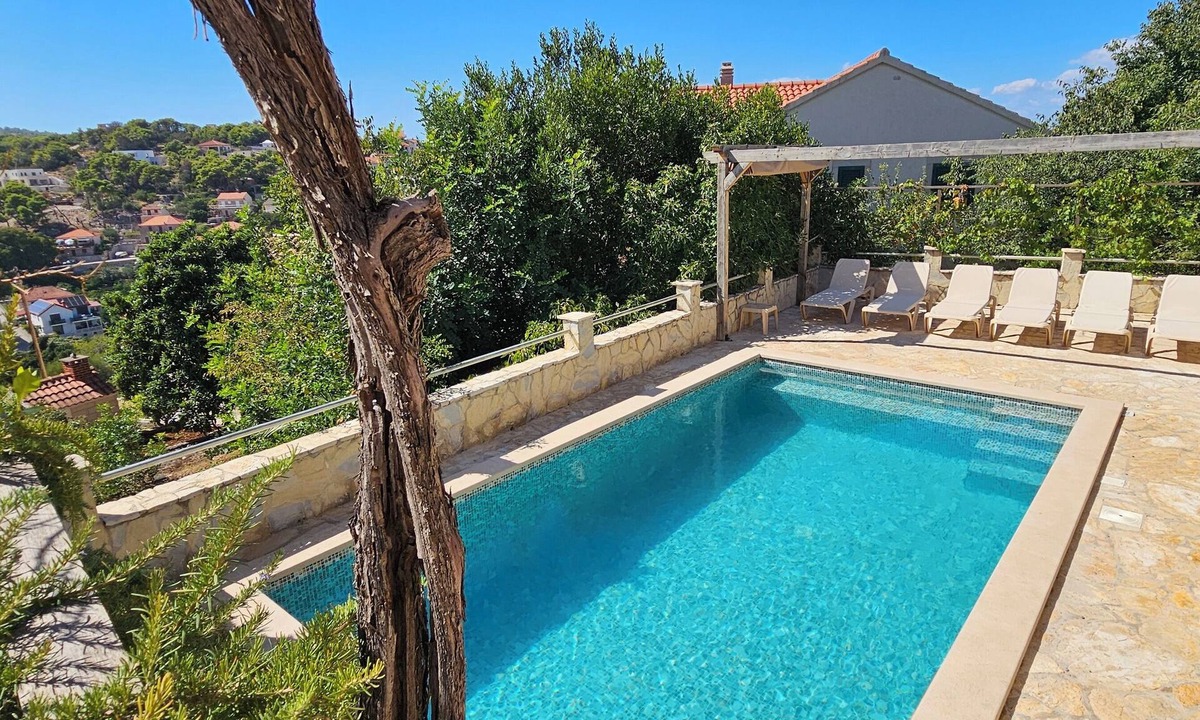 Splitska Villa | Spacious villa with private pool, sea views, terraces and gardens