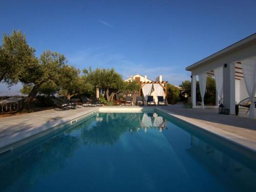 Splitska Villa | Stone Villa Olea-Three Bedroom Villa with Pool