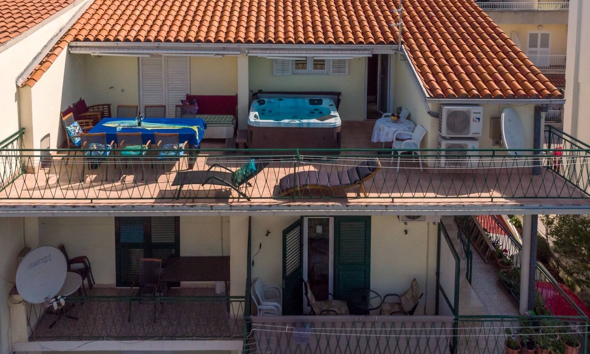 Gorinka Apartment | Studio flat with hot tub Makarska (AS-18898-a)