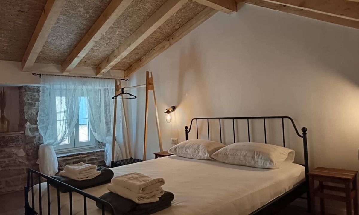 Komiza Apartment | Studio flat with terrace Komiža, Vis (AS-24523-a)