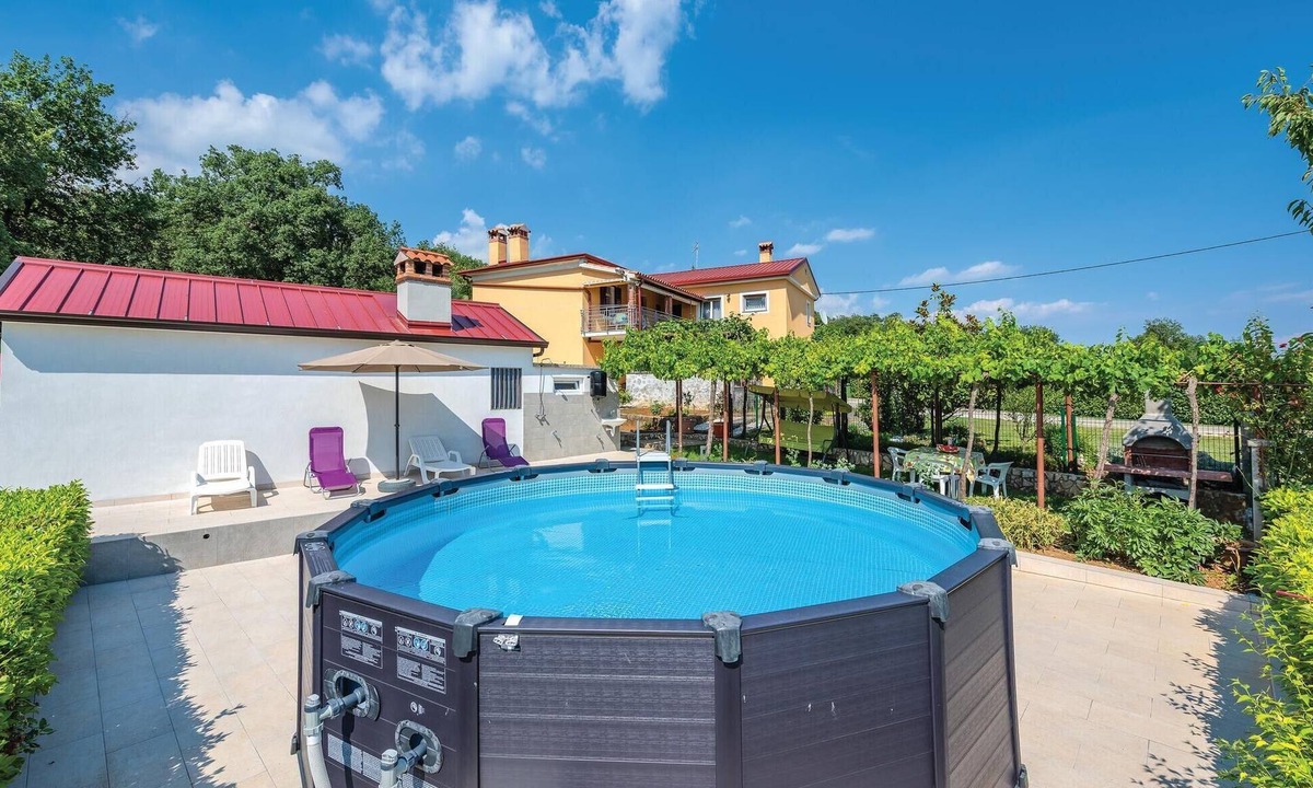 Pican Apartment | Stunning apartment in Pican with WiFi