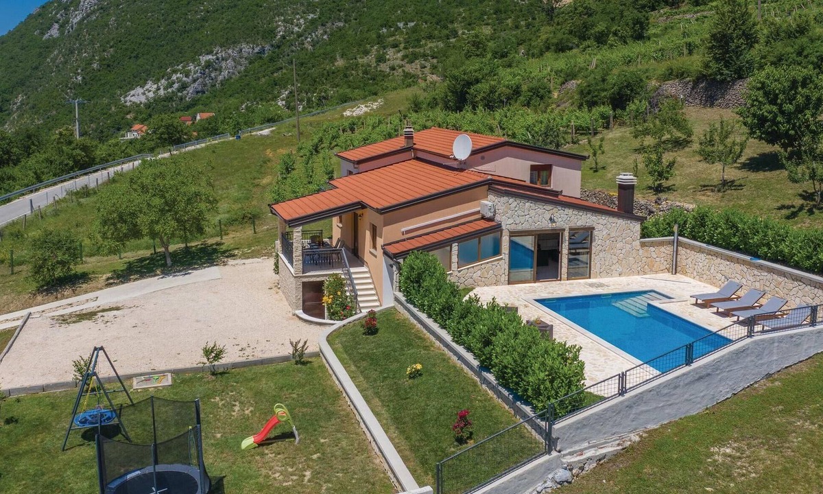 Prolozac House | Stunning home in Ricice