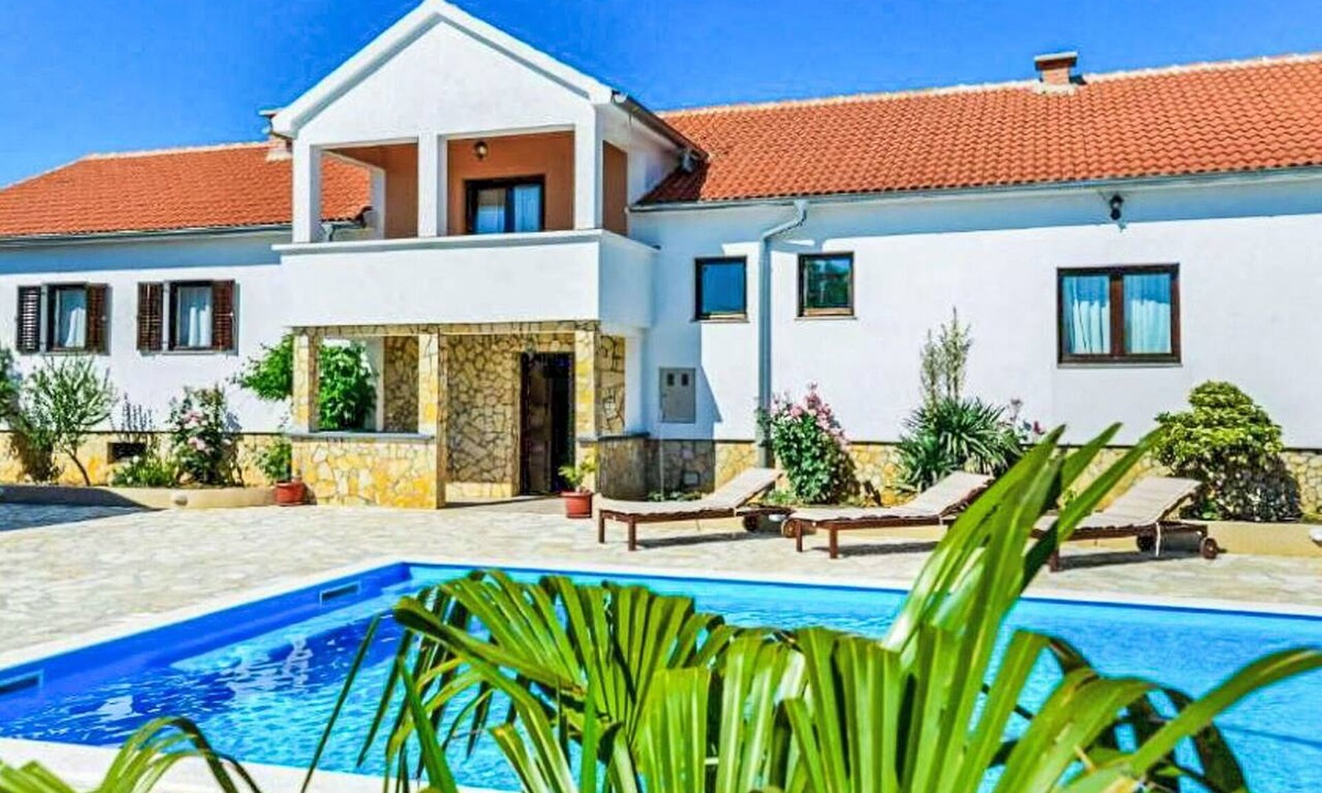 Benkovac House | Stunning private villa with A/C, WIFI, private pool, TV, terrace, pets allowed and panoramic view