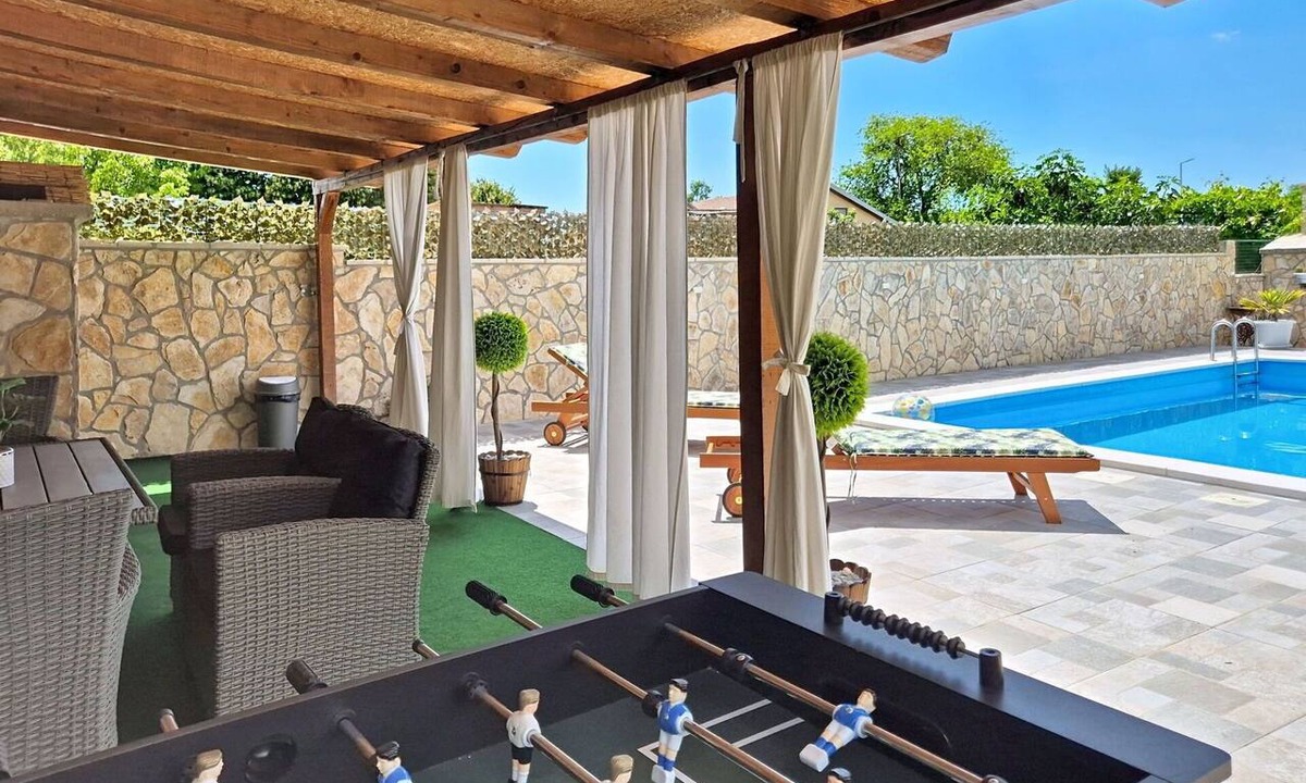 Benkovac House | Stunning private villa for 5 guests with private pool, internet, A/C, TV, patio and pets allowed