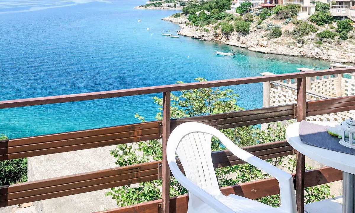 Prizna House | Stunning private villa for 10 people with A/C, WIFI, TV, terrace and pets allowed