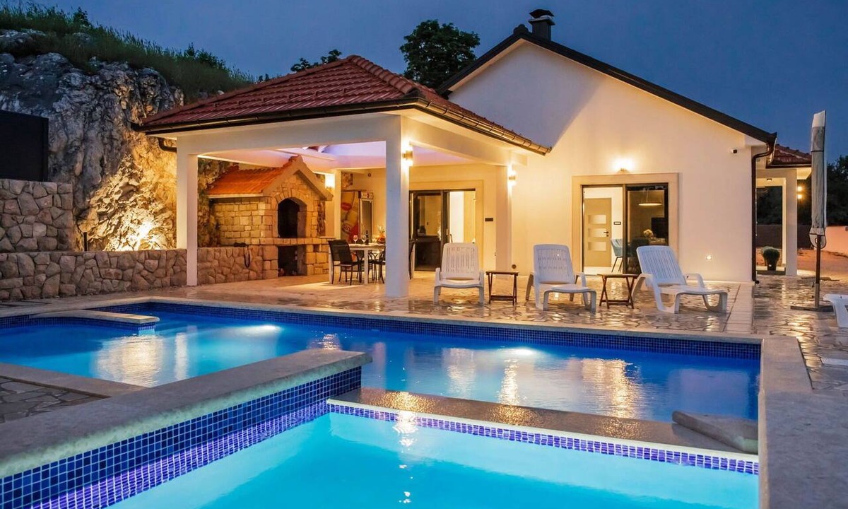 Prolozac House | Stunning private villa for 10 guests with internet, private pool, A/C, TV, terrace and pets allo.