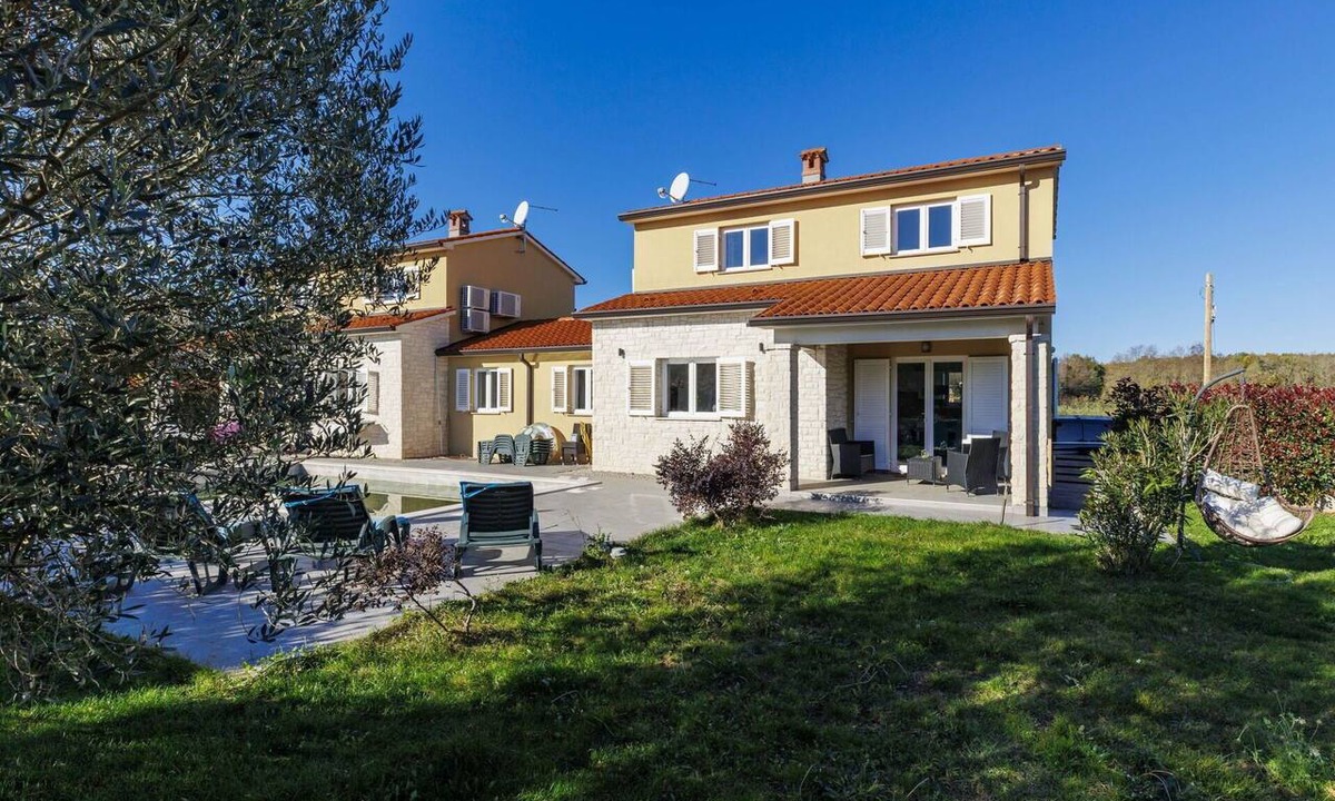 Marceljani House | Stunning private villa for 12 guests with private pool, WIFI, A/C, TV, terrace and pets allowed
